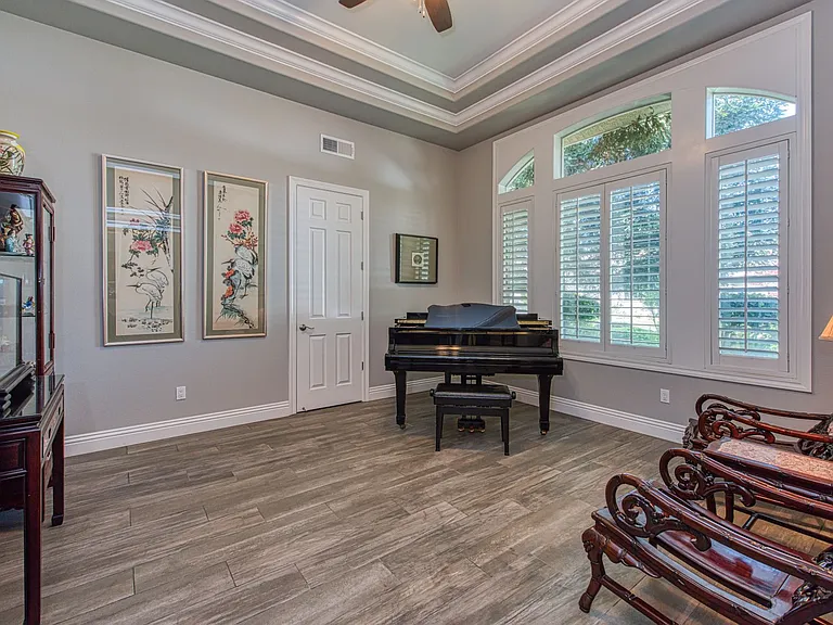 10234 N Rowell Ave — Photo 6