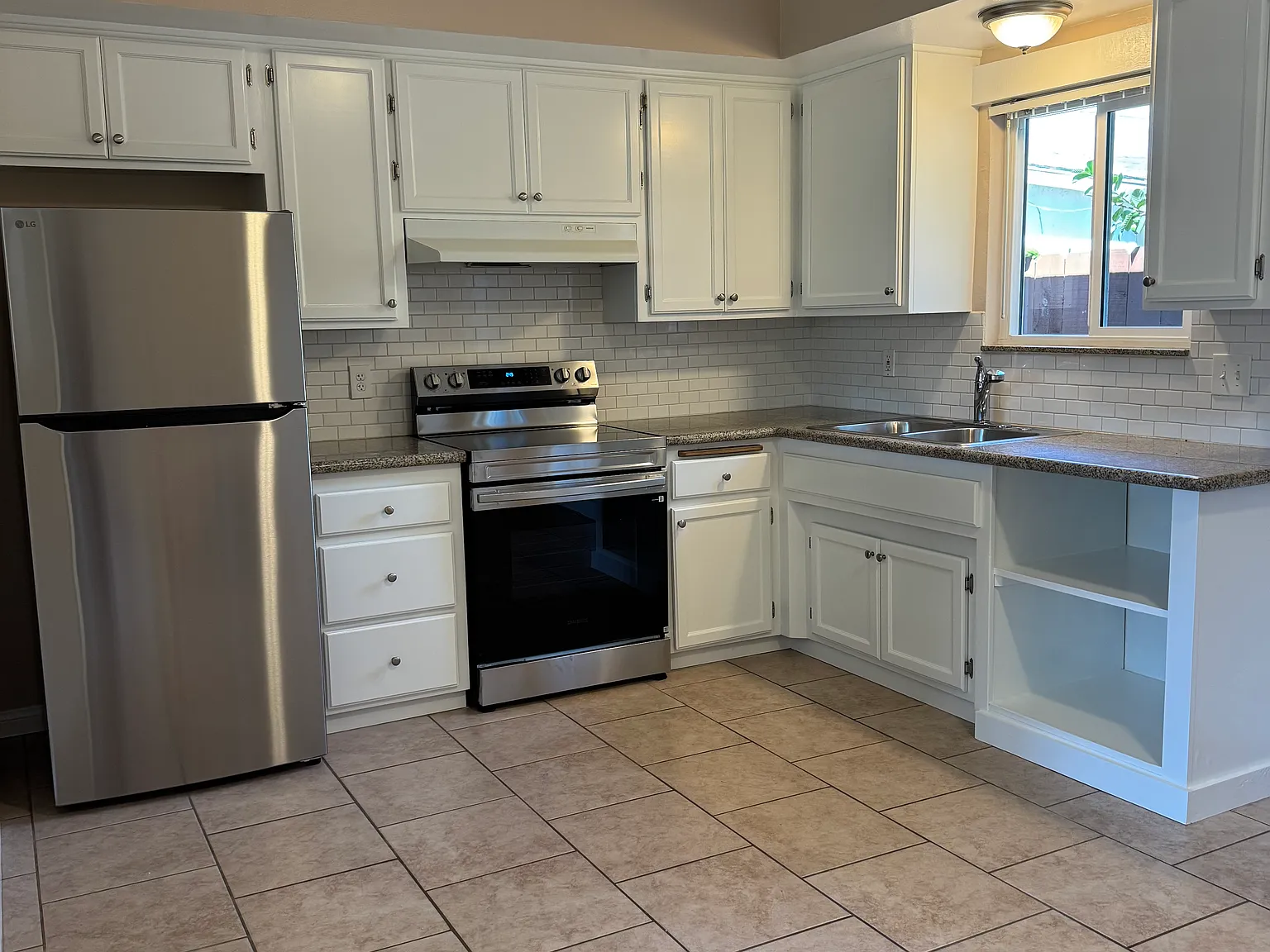 2 bed, 1.5 bath, 924 sqft, $2,400 — Photo 3