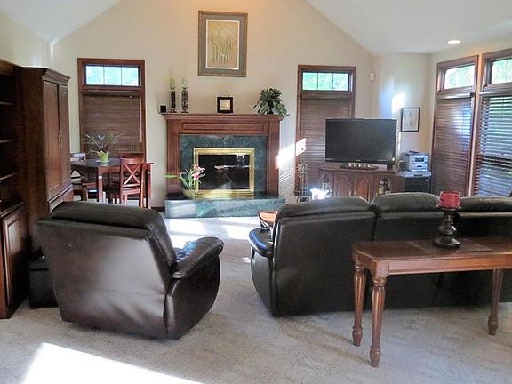3rd image of 1045 Cambridge Ct NE