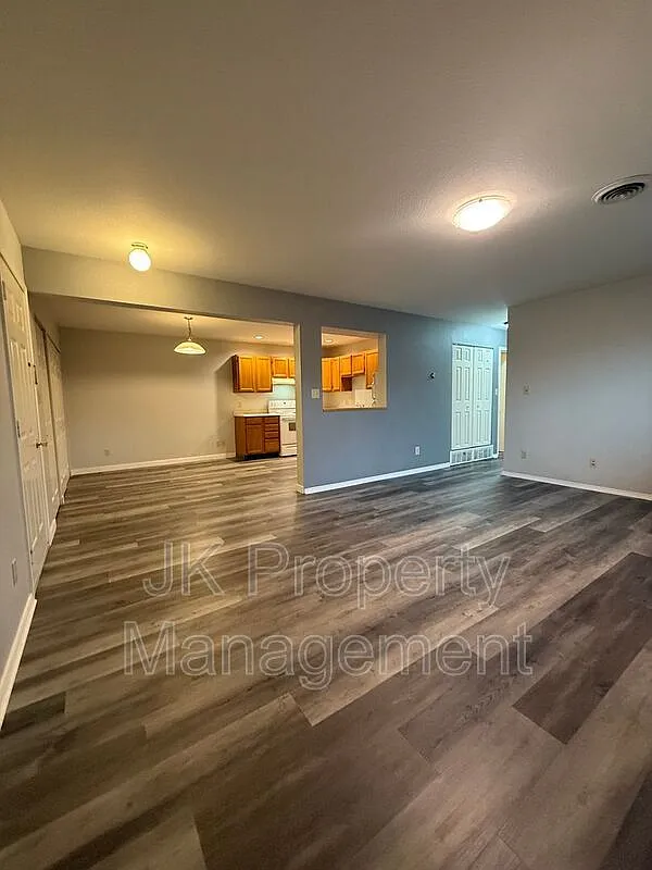 2 bed, 1.0 bath, 950 sqft, $1,050 — Photo 2