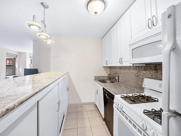 4th image of 420 E 55th St APT 2O