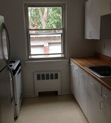 4th image of 22423 Kingsbury Ave