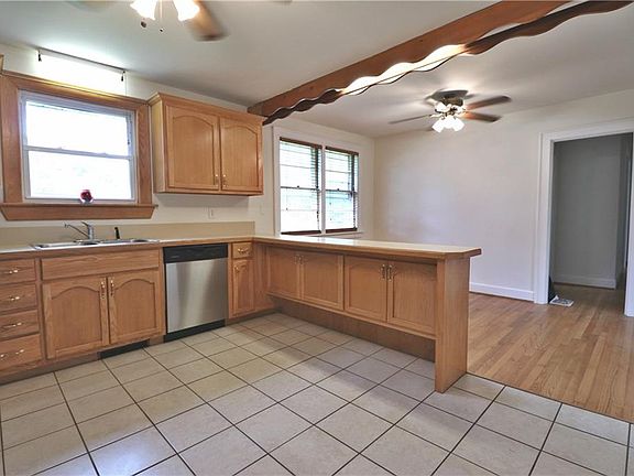 3rd image of 211 Charlotte Dr