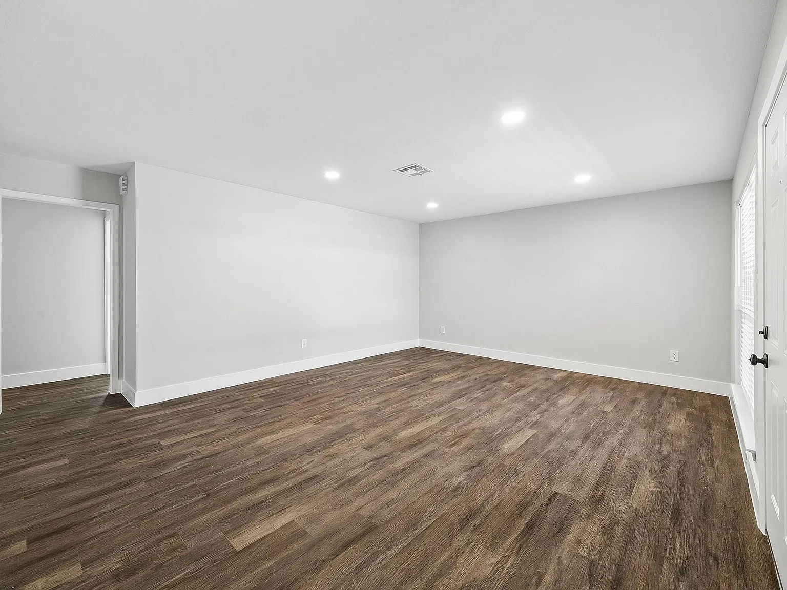 3 bed, 2.0 bath, 1160 sqft, $2,000 — Photo 3