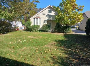 8 Woodburn St, Patchogue, NY 11772