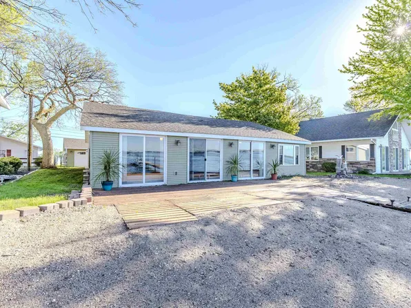 25031 McClelland Dr, Spirit Lake, IA 51360