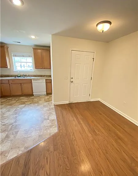 30 Twin Oaks Pl — Photo 2
