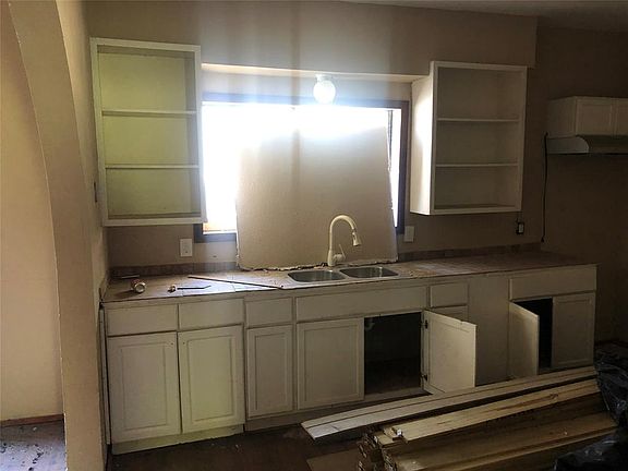 4th image of 1009 E Davis Ave