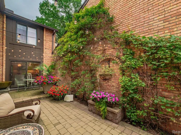 2145 Bordeaux St, West Bloomfield, MI 48323