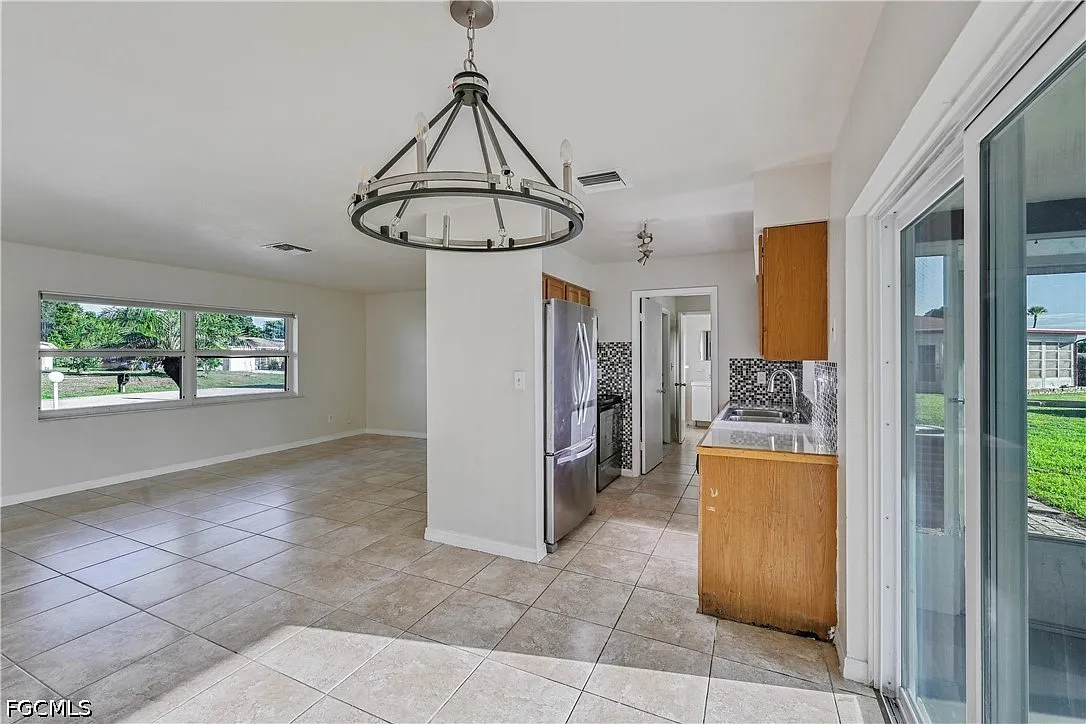 3 bed, 1.5 bath, 1217 sqft, $1,875 — Photo 4