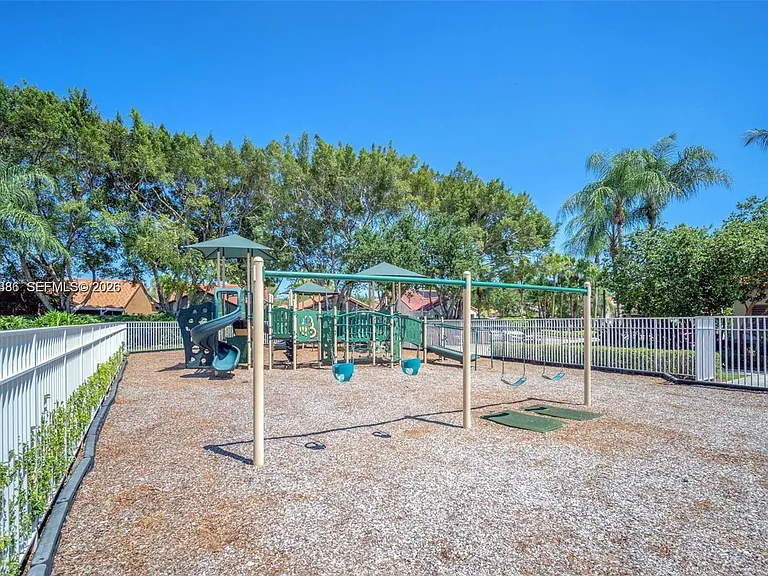 800 Sorrento Dr #2 — Photo 36