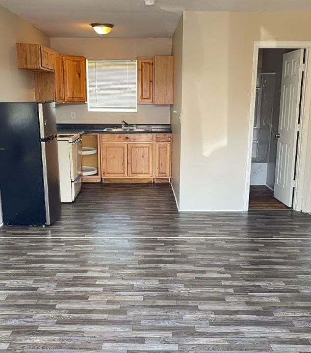 1st image of 305-319 W James St #Dcbc594e8