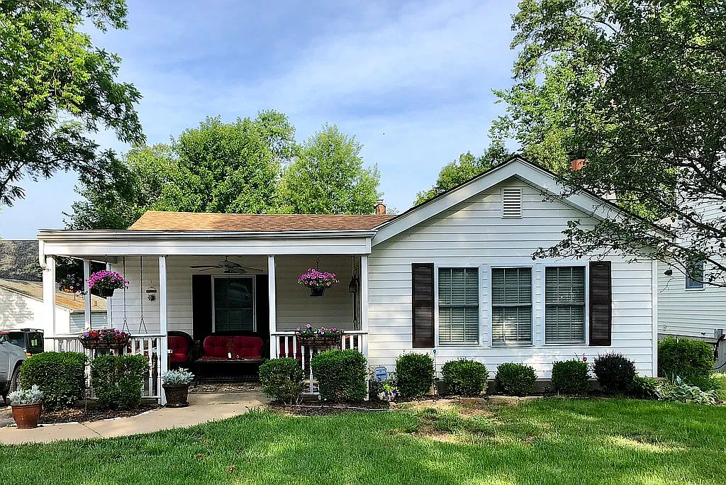 1015 Twin Pine Dr photo 1