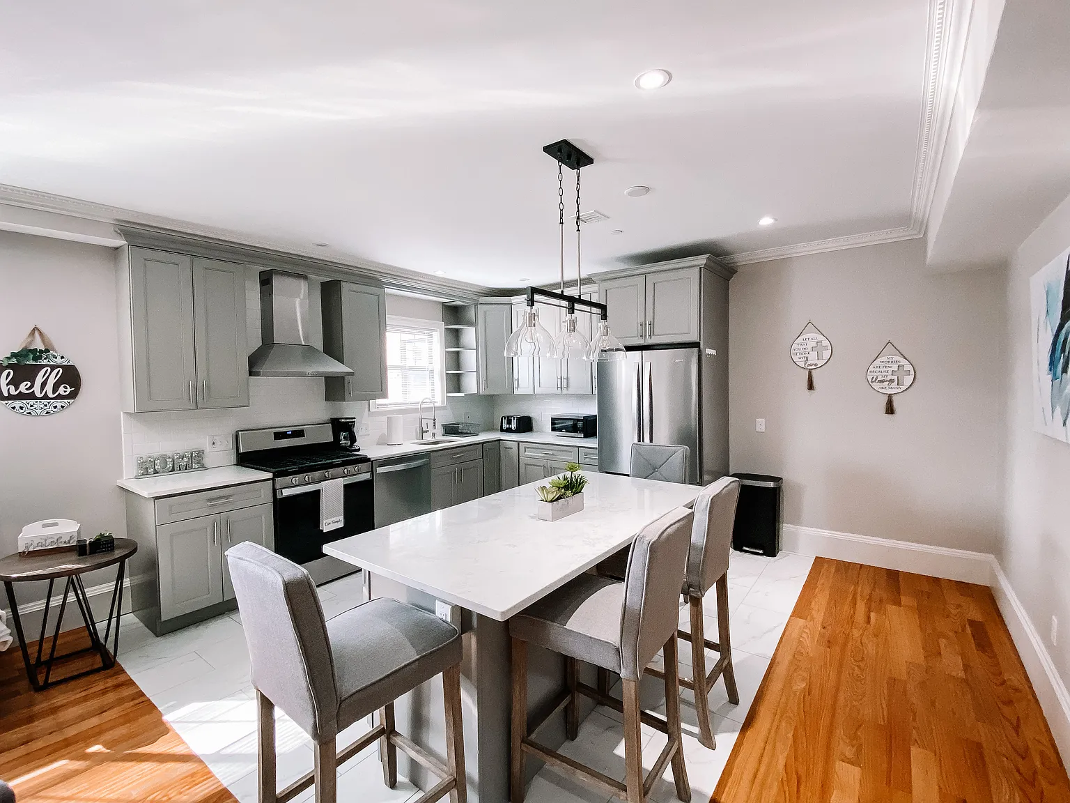 2 bed, 932 sqft, $3,700 — Photo 2