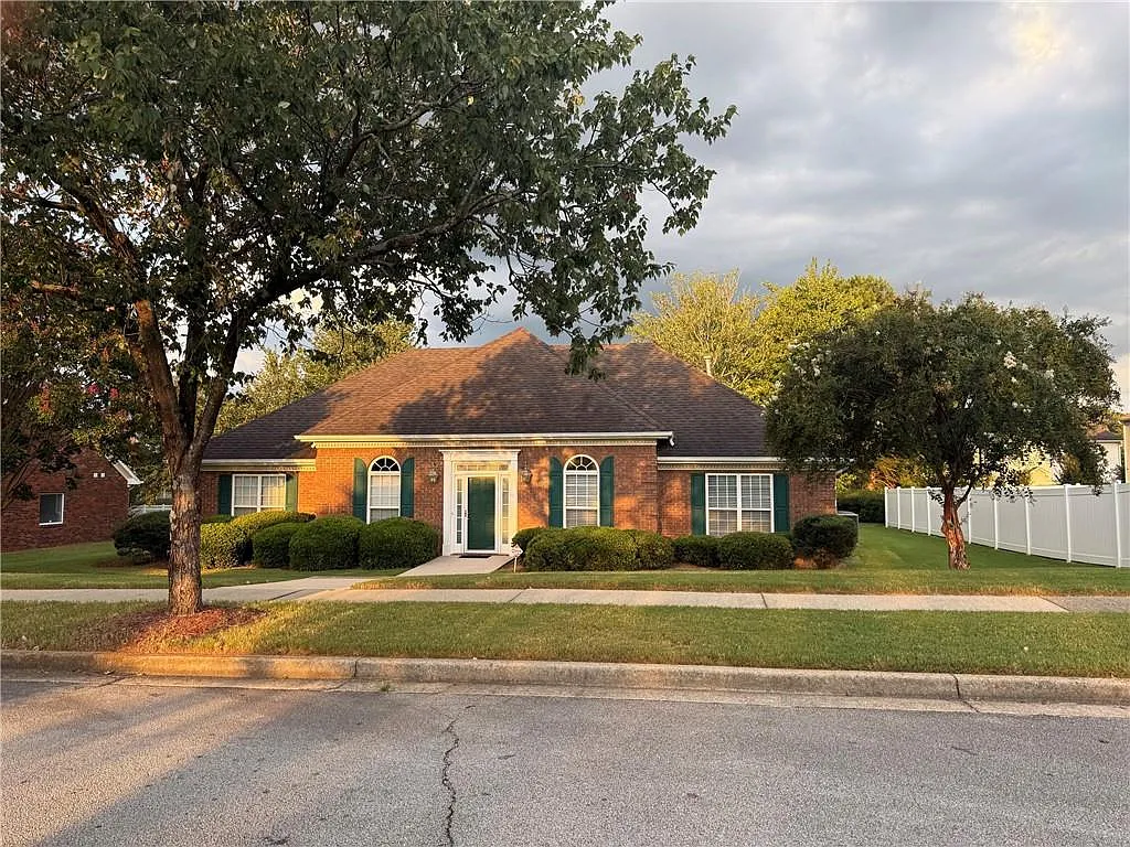 3 bed, 2.0 bath, 1924 sqft, $2,250 — Photo 2