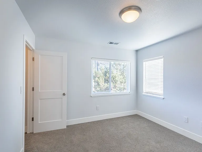 1056 Watt St — Photo 33