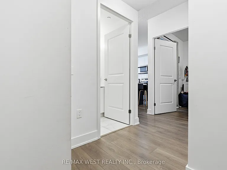 202 Burnhamthorpe Rd E #1310 — Photo 3