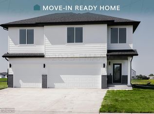 10111 Burgundy Dr, Horace, ND 58047