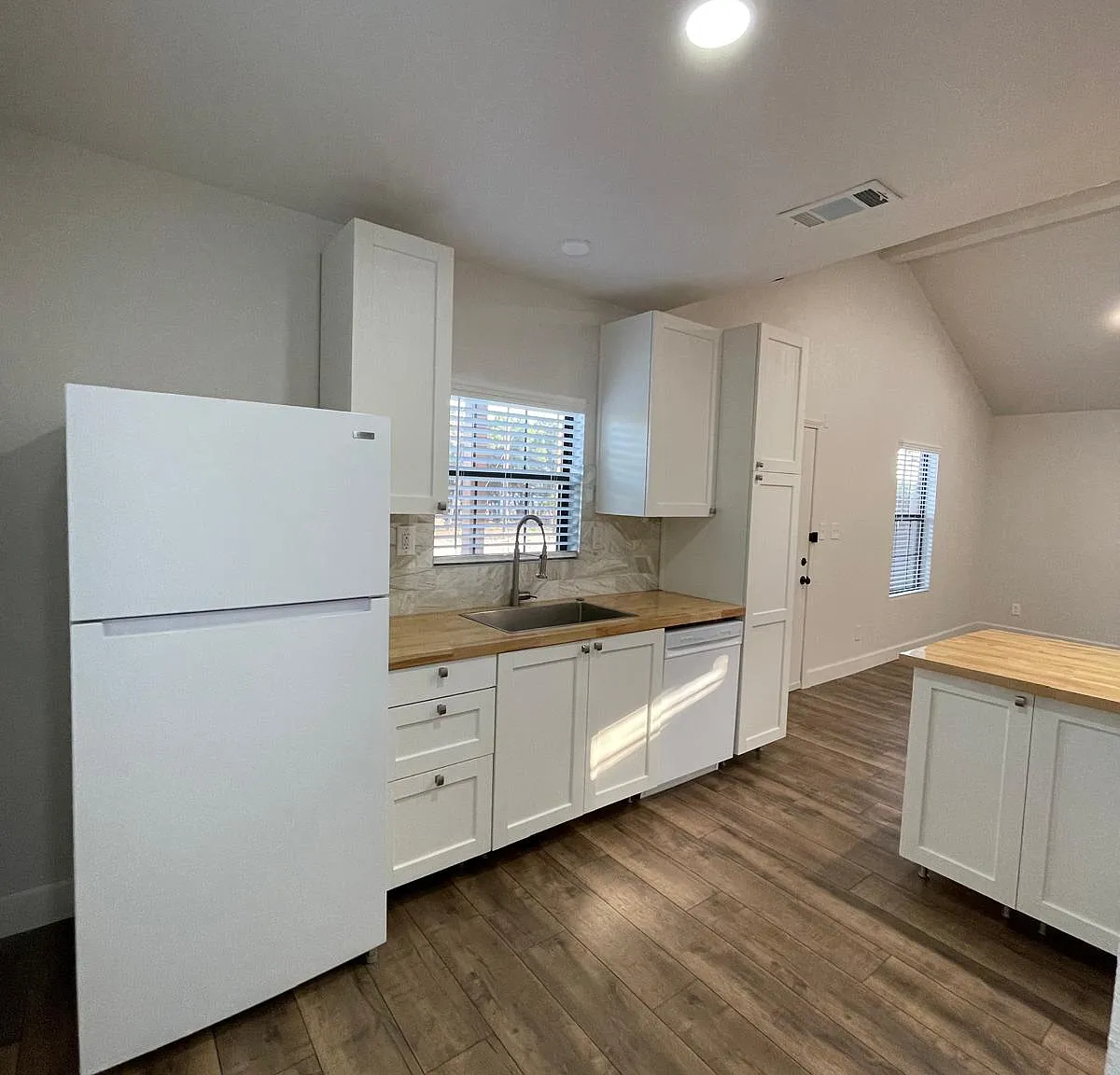 3 bed, 1300 sqft, $1,300 — Photo 3