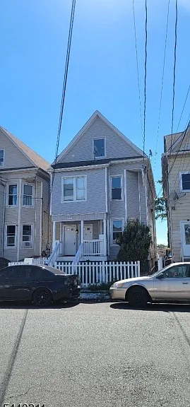 557 Jackson Ave — Photo 1