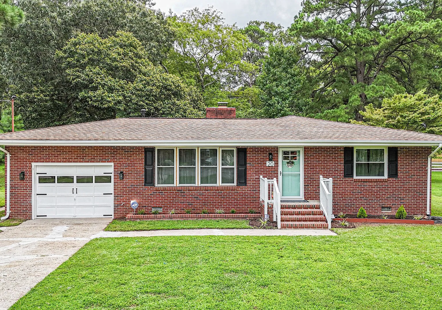 Beautifully Updated 3 Bedroom Home Near Yorktown | 0.75 Acres, Garage, Fireplace & Large Yard — Photo 1