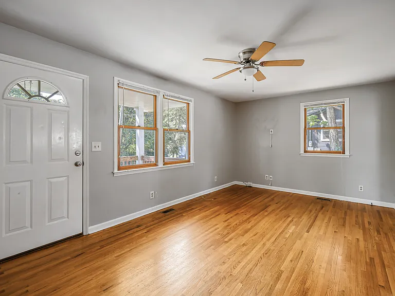 320 Oak St — Photo 11