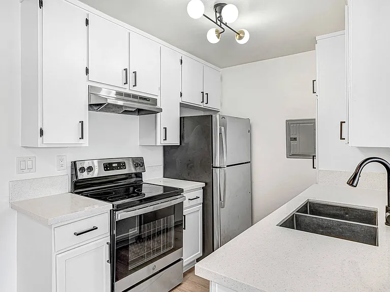 930 N Martel — Photo 13
