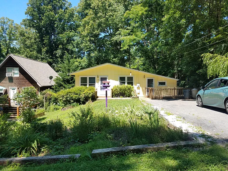 178 Chestnut Pl — Photo 1