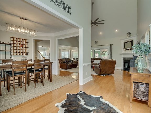 4th image of 977 Woody Hill Cir