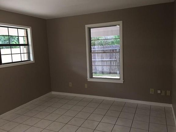 5th image of 902 S 15th Ave