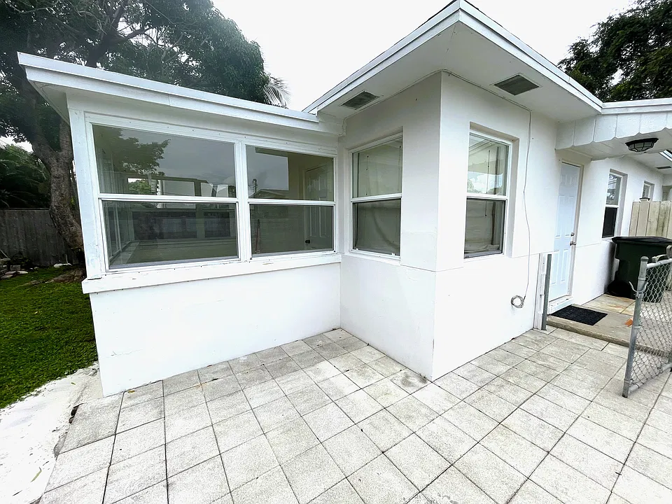VIEW OF THE PATIO & OF THE ADDITIONAL BONUS ROOM