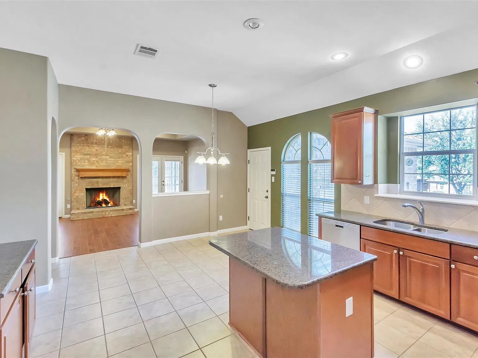 4 bed, 2.0 bath, 2707 sqft, $2,999 — Photo 3