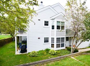 412 Edgewater Ln, Wauconda, IL
