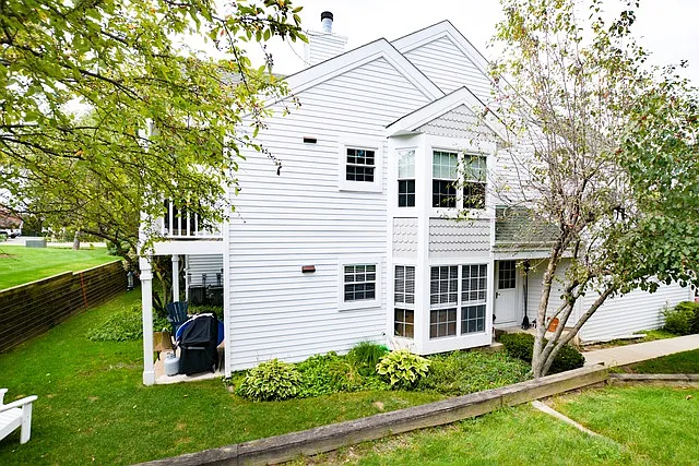 412 Edgewater Ln photo 1