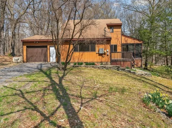 2223 Delaware Ct E, Bushkill, PA 18324