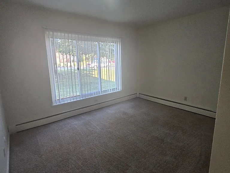 Mulford Park Apartments — Photo 14