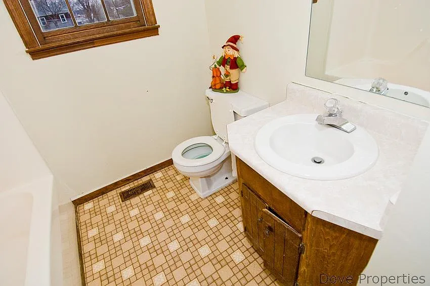 3 bed, 2.0 bath, 1075 sqft, $1,650 — Photo 4