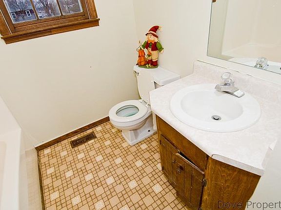 4th image of 208 E Hillcrest Dr
