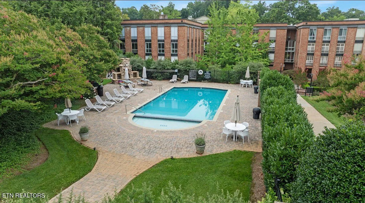 1 bed, 820 sqft, $2,400 — Photo 2