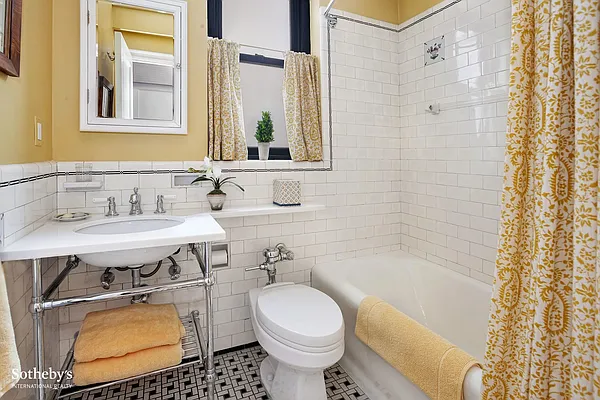 Sold by Sotheby's International Realty | media 25