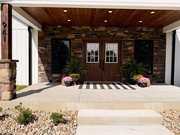 4th image of 941 Farms Dr