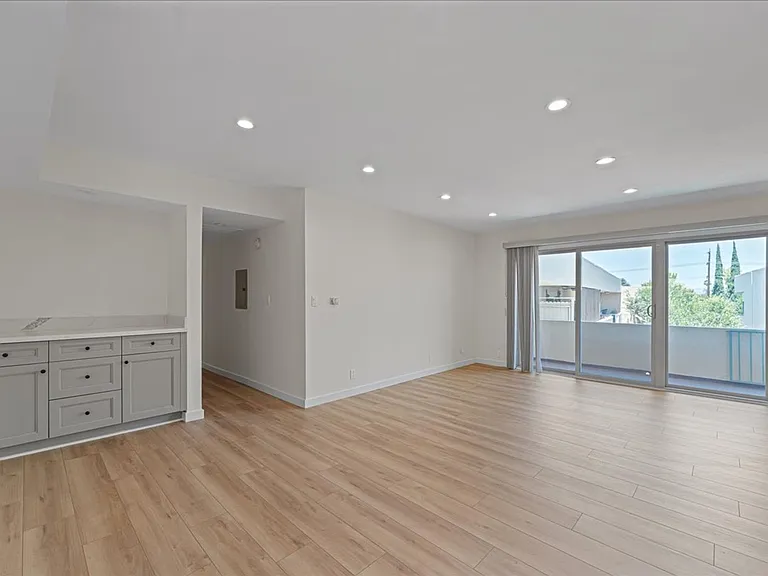 17424 Burbank Blvd #205 — Photo 9