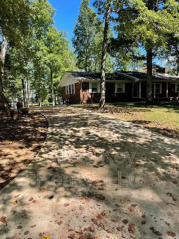 3 bed, 1.0 bath, 1300 sqft, $1,695 — Photo 3