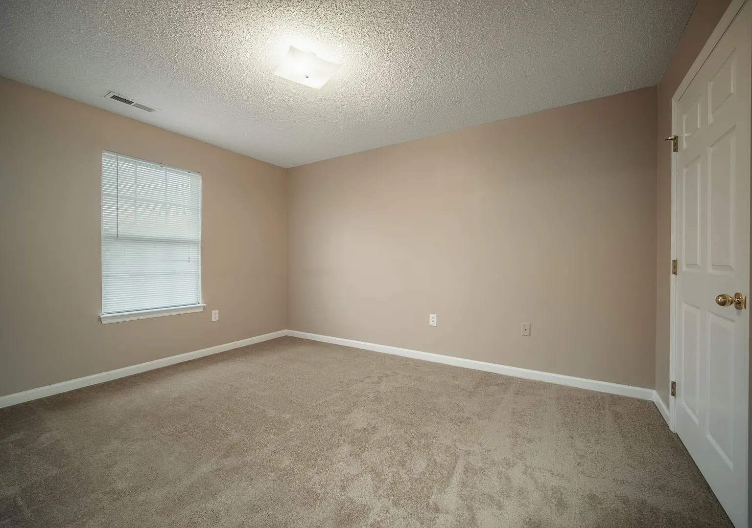 Private Villa Neighborhood Rent $1,124/month Affordable Living — Photo 2