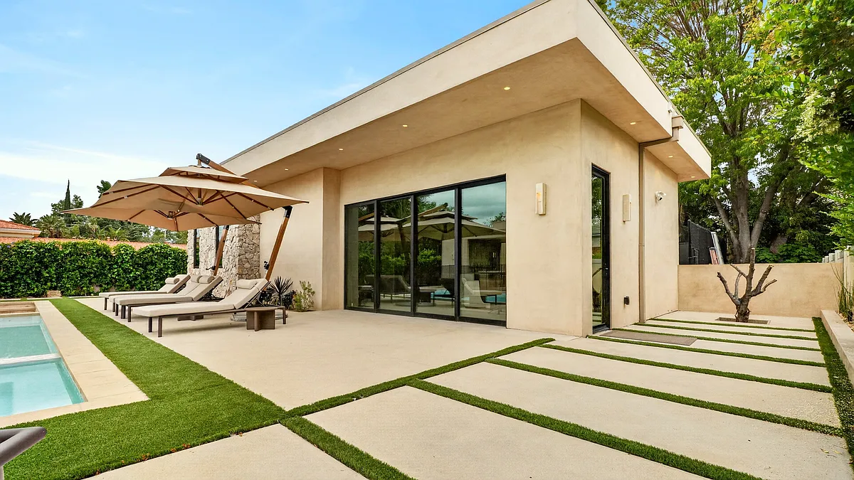 Photo 2 of 30 - 5728 Calvin Ave #1/2 - Tarzana, CA Building Photo - 5728 Calvin Ave #1/2