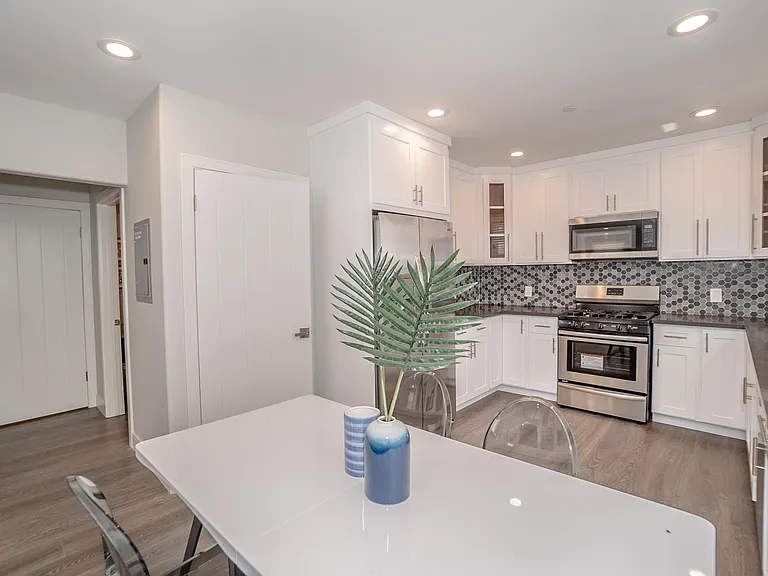 2631 S La Salle Ave — Photo 16