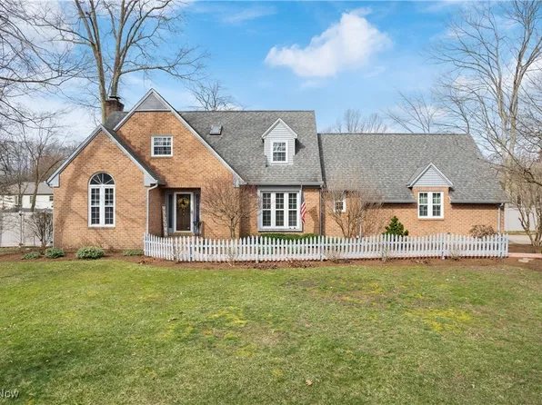 2455 Baylor Cir NW, North Canton, OH 44720