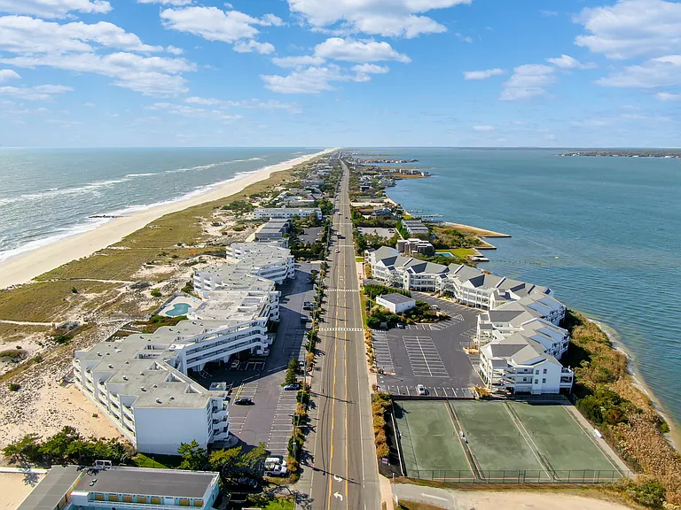 260 Dune Rd — Photo 19