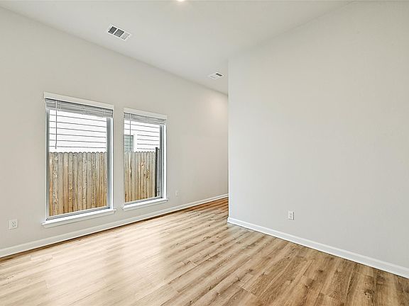 5th image of 305 Banyon Dr