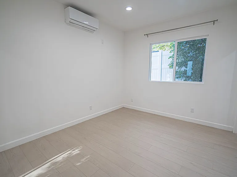 10941 Amestoy Ave — Photo 7